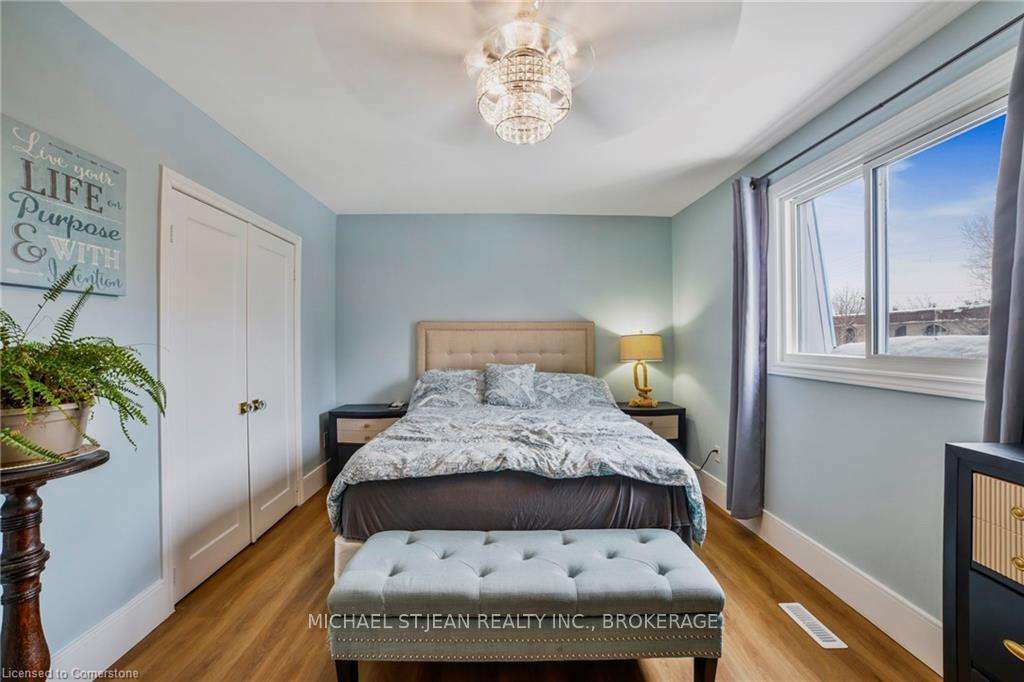 2 Bedrooms Condo at 621 Francis, Burlington For sale