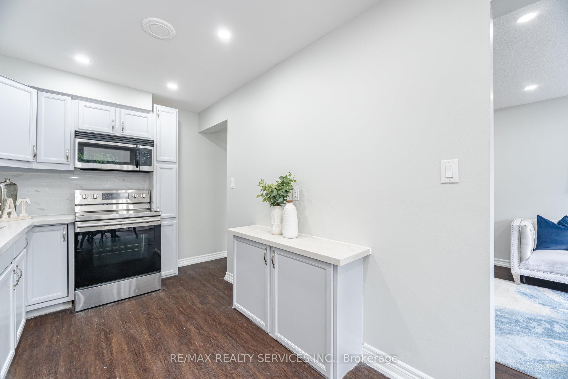 5 Bedrooms Condo at 3525 Brandon Gate, Mississauga For sale
