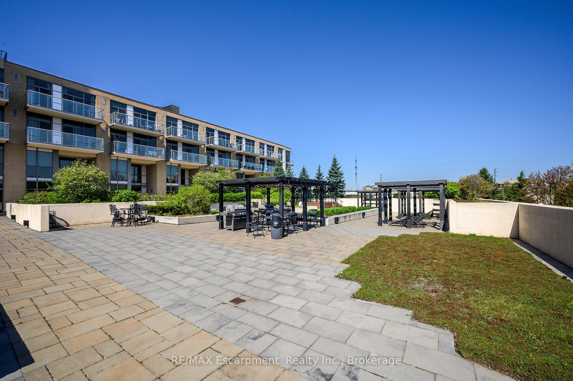 2 Bedrooms Condo at 1940 Ironstone, Burlington For sale