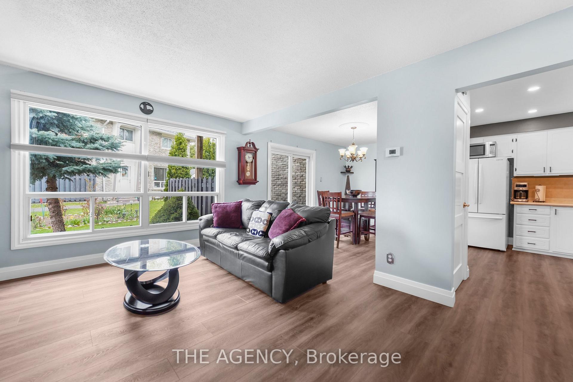 3 Bedrooms Condo at 965 Francis, Burlington For sale