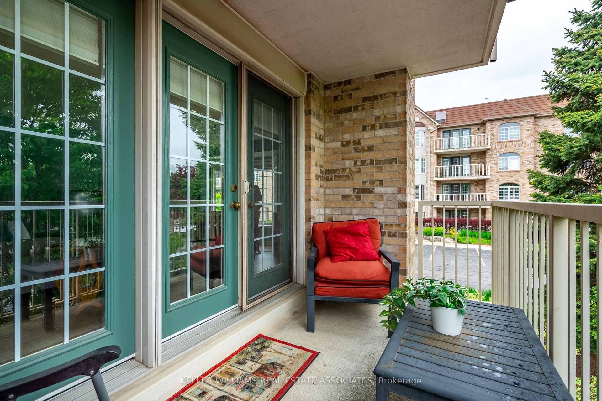 2 Bedrooms Condo at 216 Plains, Burlington For sale