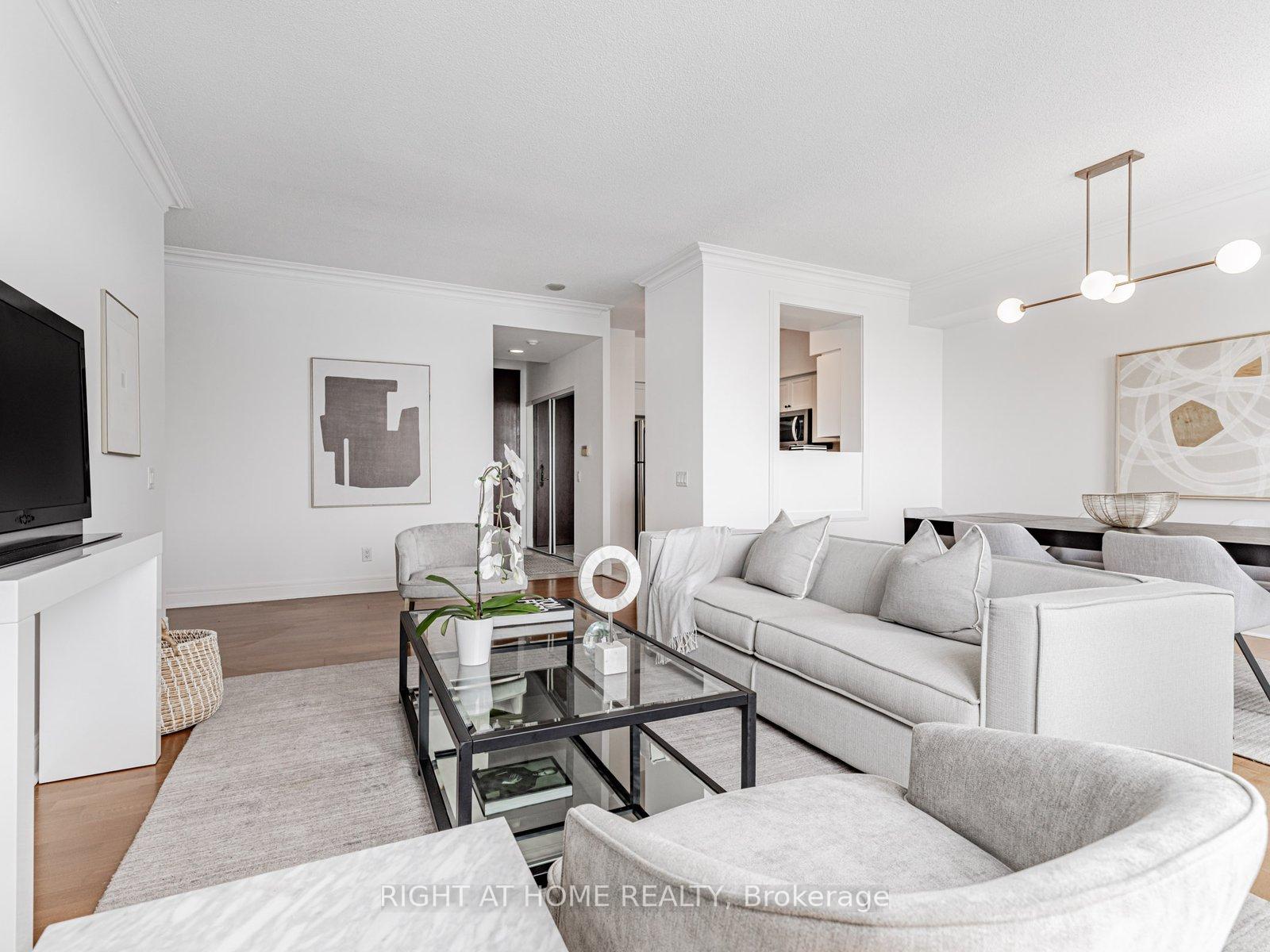 3 Bedrooms Condo at 1 Clairtrell, Toronto For sale