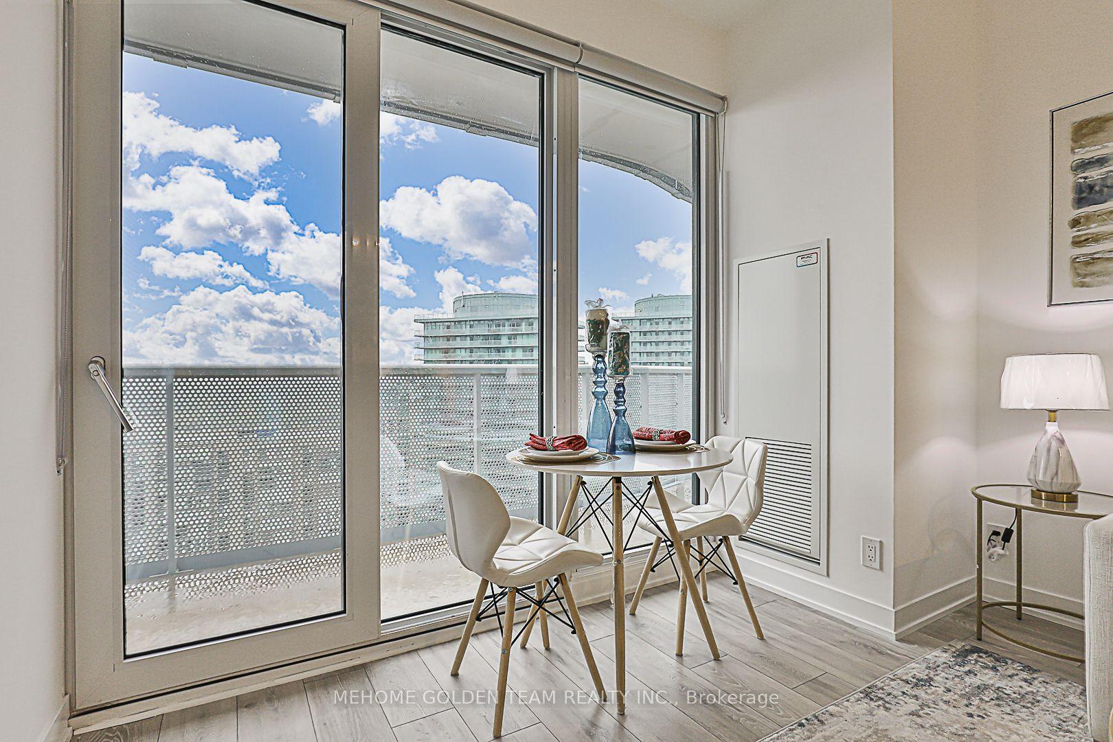 3 Bedrooms Condo at 15 Holmes, Toronto For sale