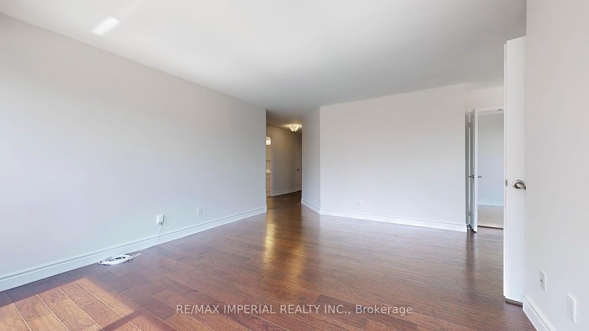 3 Bedrooms Condo at 18 Hollywood, Toronto For sale