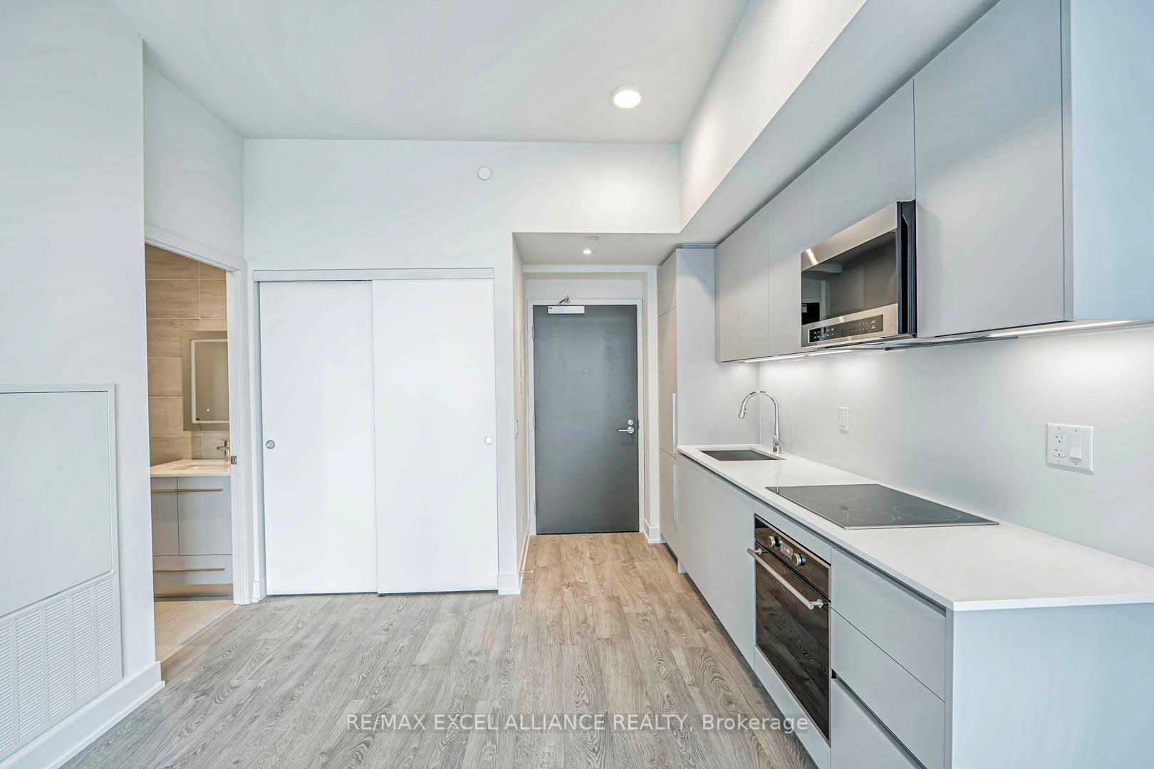1 Bedroom Condo at 8 Cumberland,  Toronto For sale