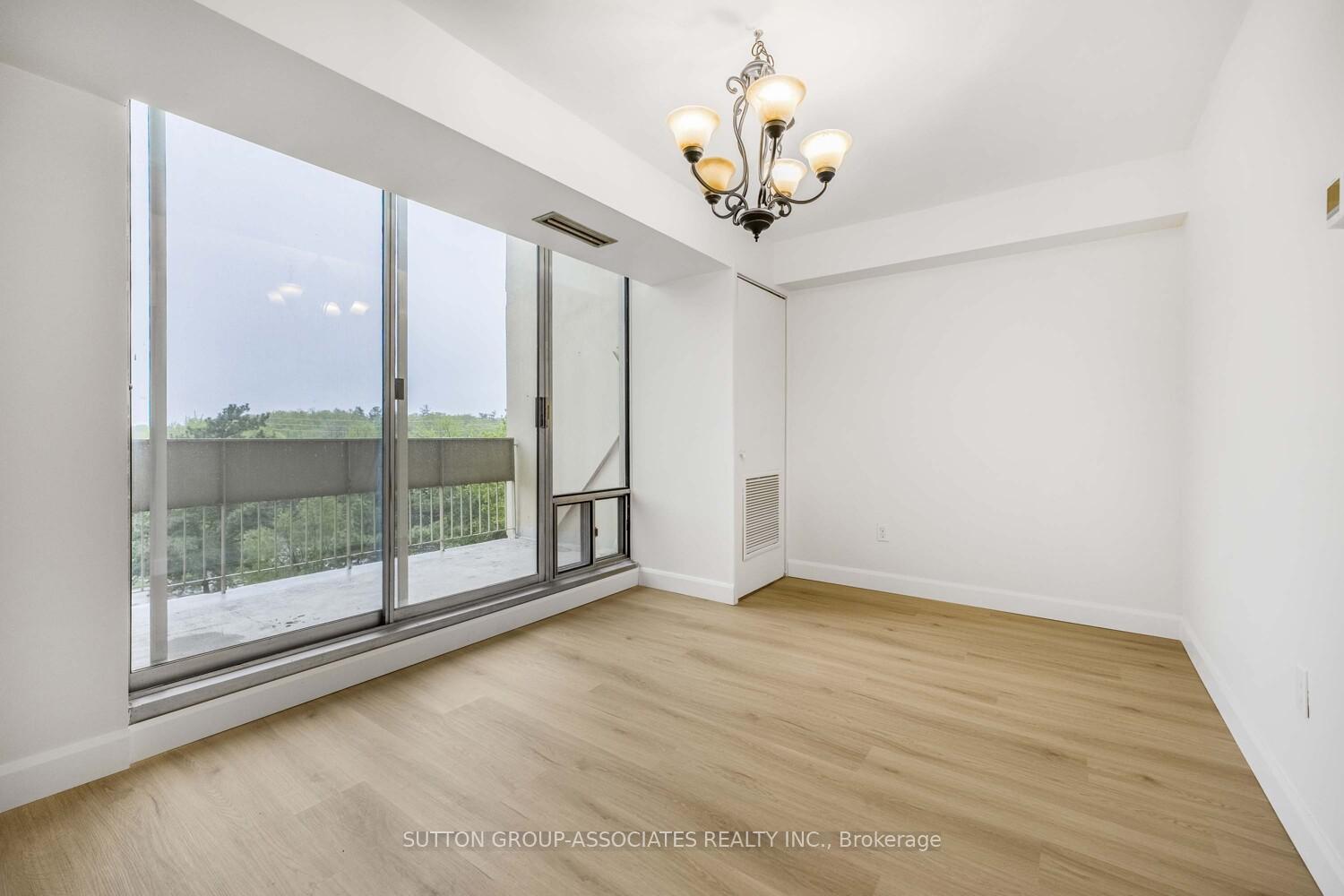 3 Bedrooms Condo at 1300 Marlborough, Oakville For sale