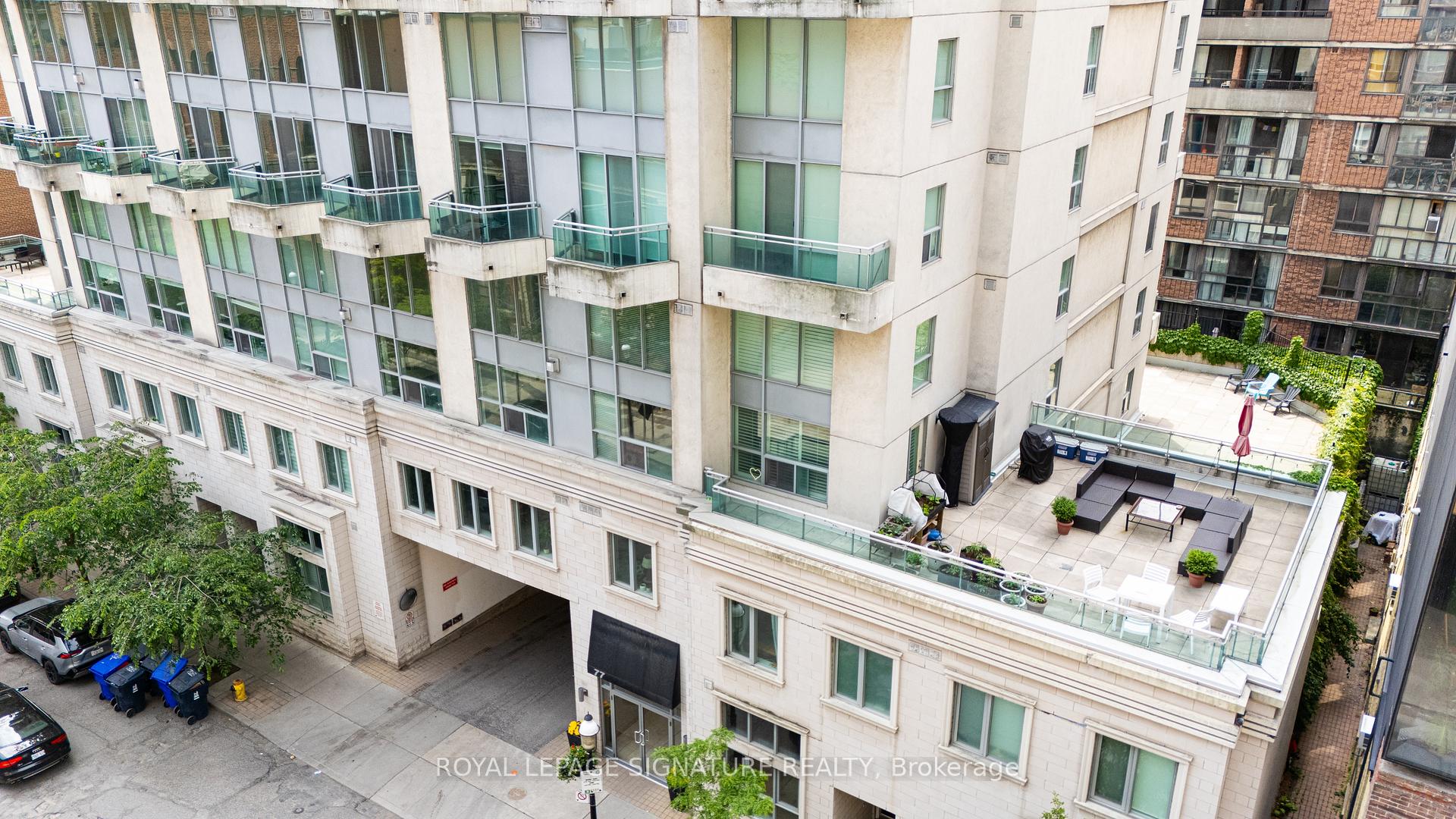 2 Bedrooms Condo at 77 Lombard, Toronto For sale