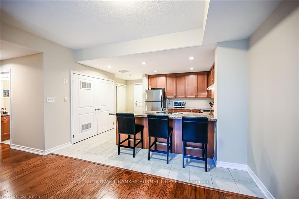 2 Bedrooms Condo at 396 Plains,  Burlington For sale