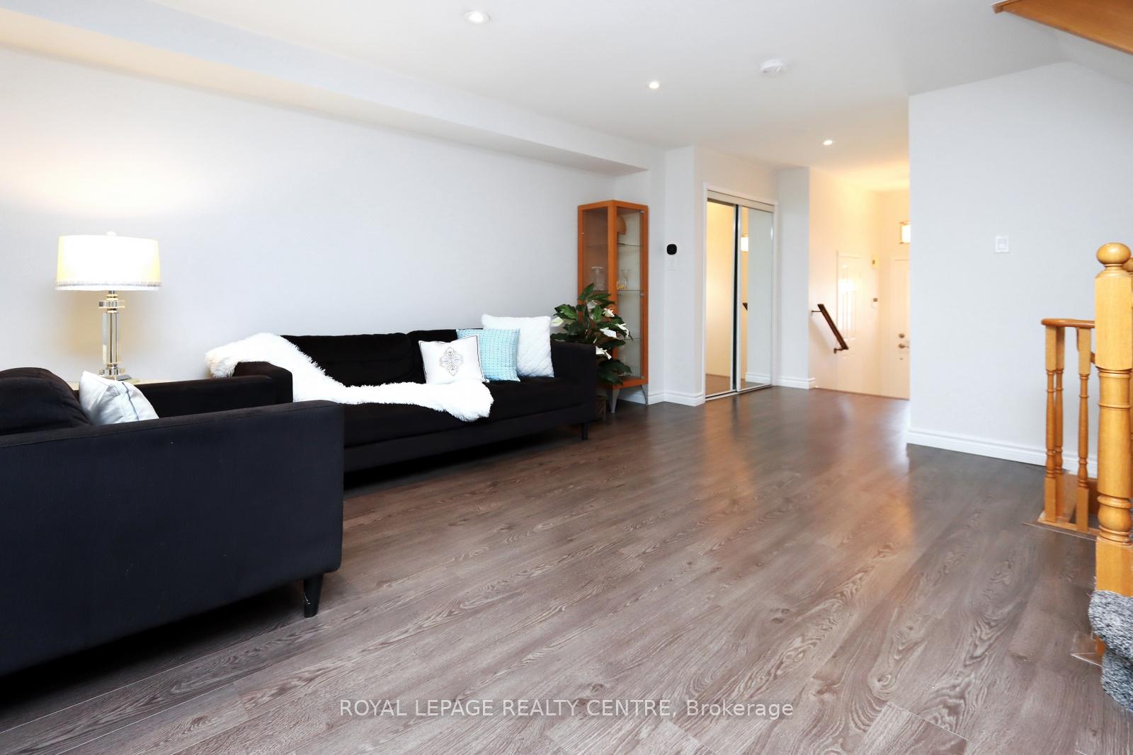 3 Bedrooms Condo at 5525 Palmerston, Mississauga For sale