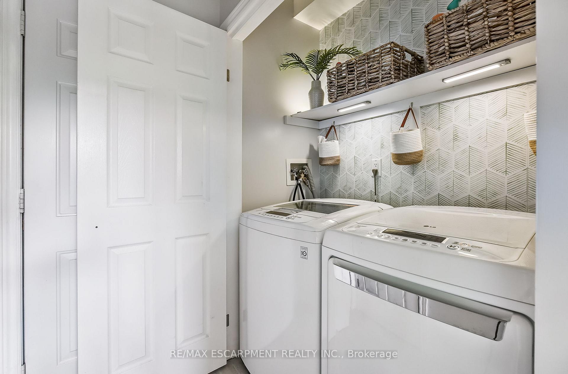 2 Bedrooms Condo at 4045 UPPER MIDDLE, Burlington For sale