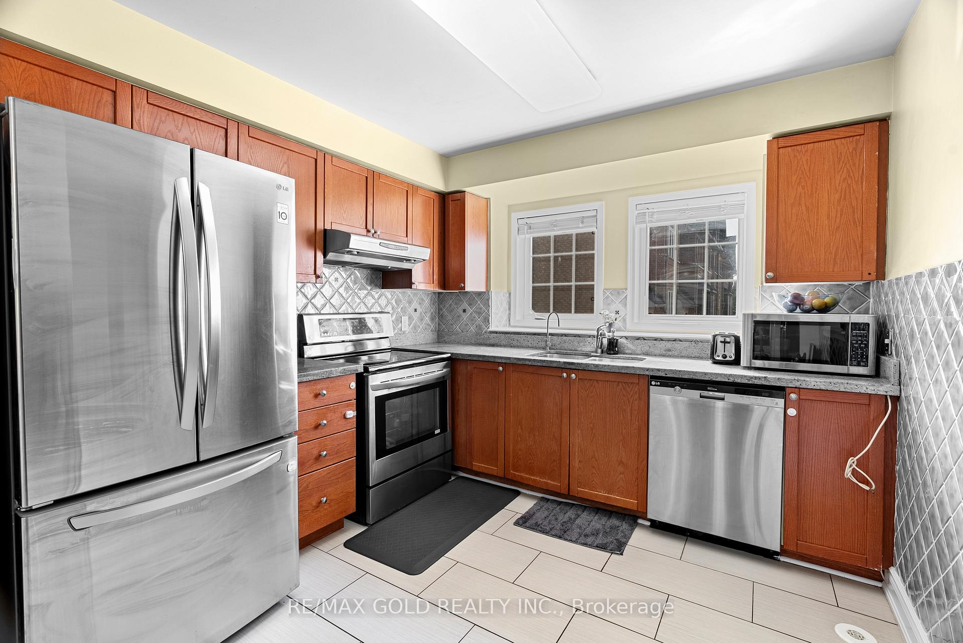 3 Bedrooms Condo at 50 Strathaven, Mississauga For sale