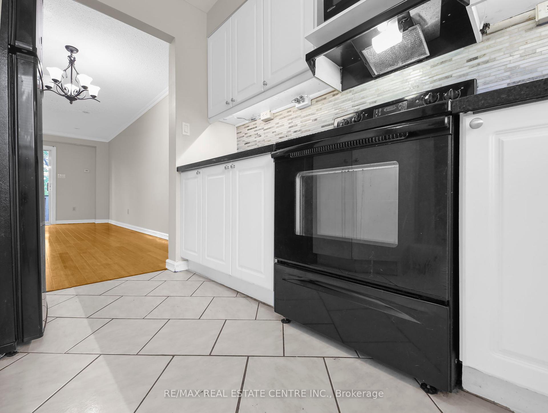 3 Bedrooms Condo at 2779 Gananoque, Mississauga For sale