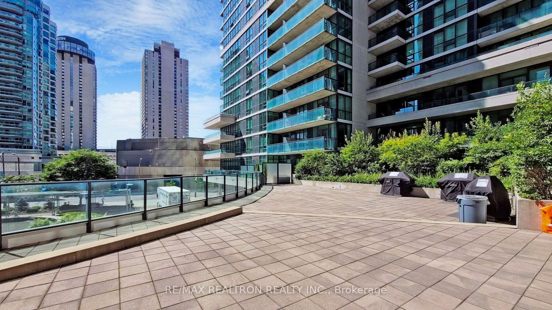 1 Bedroom Condo at 18 Harbour, Toronto For sale