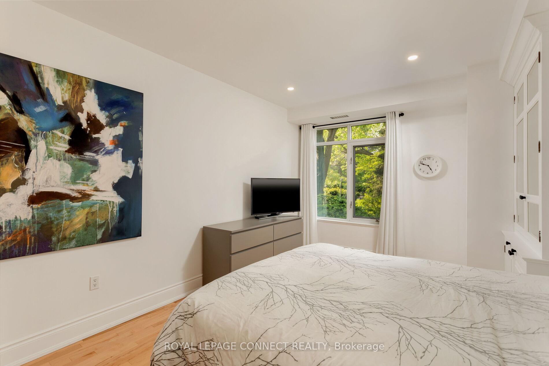 3 Bedrooms Condo at 12 Old Mill,  Toronto For sale