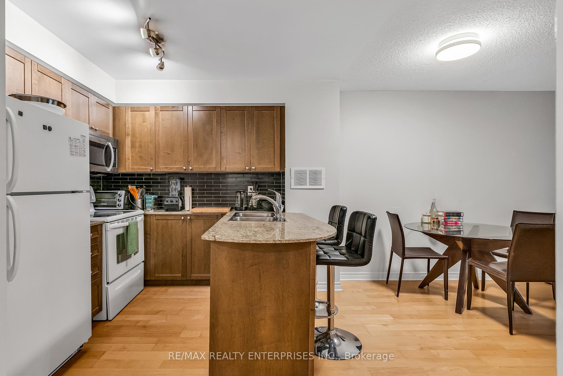 2 Bedrooms Condo at 763 Bay, Toronto For sale