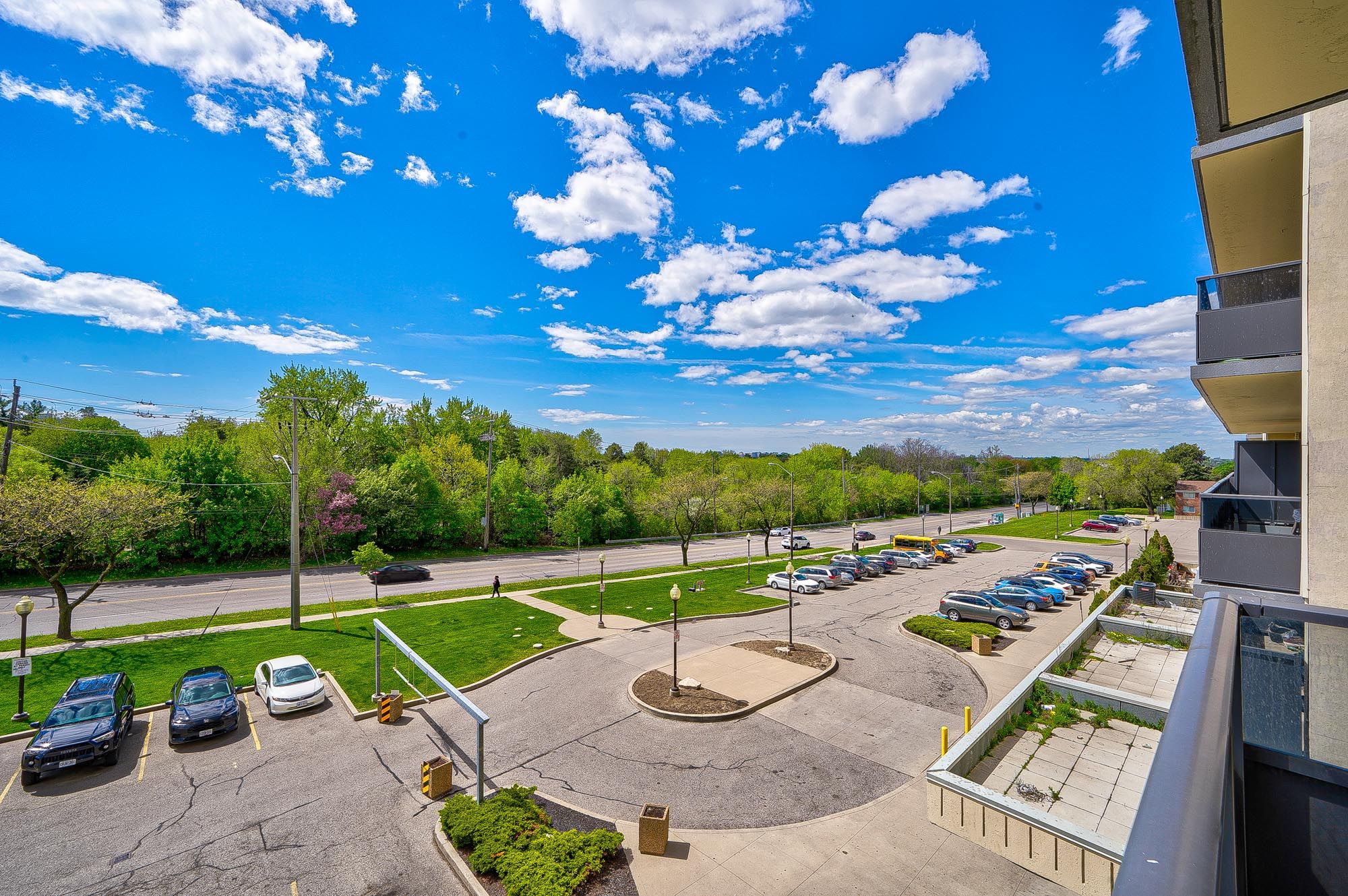 2000 Sheppard Avenue W 411