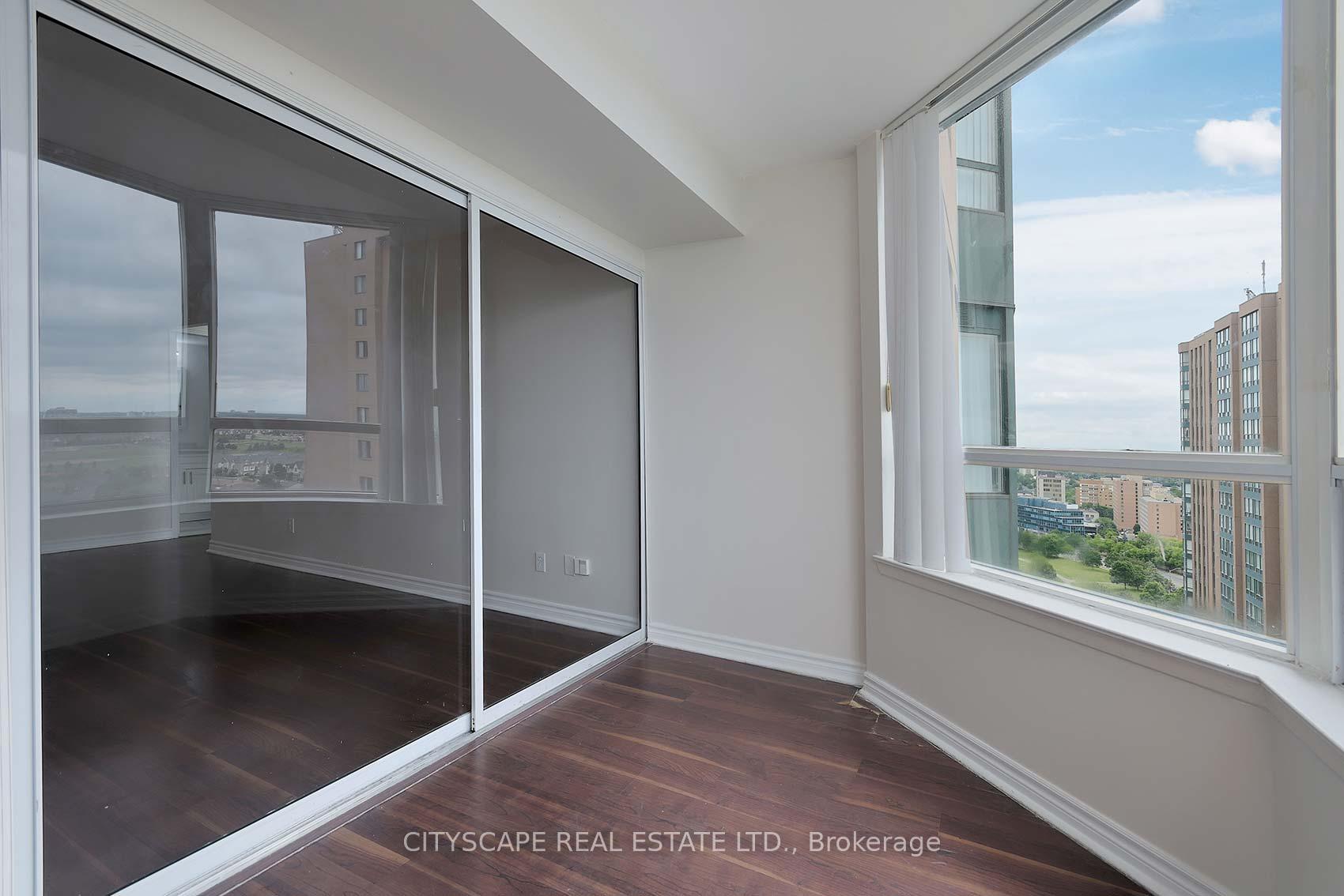 3 Bedrooms Condo at 135 Hillcrest, Mississauga For sale