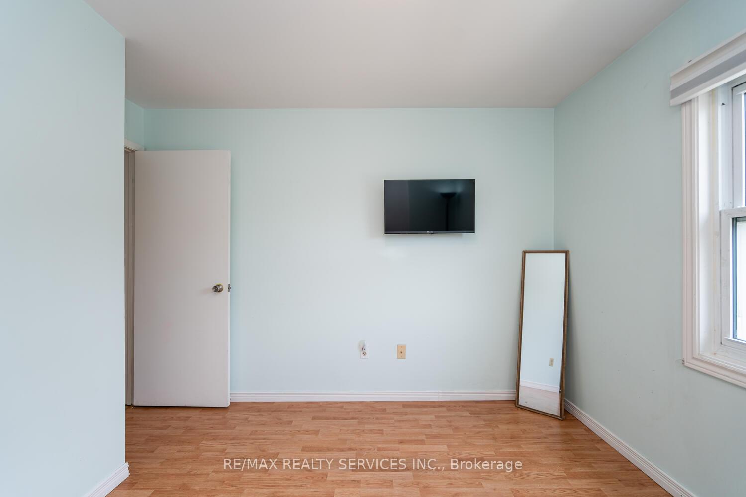 5 Bedrooms Condo at 2825 Gananoque, Mississauga For sale