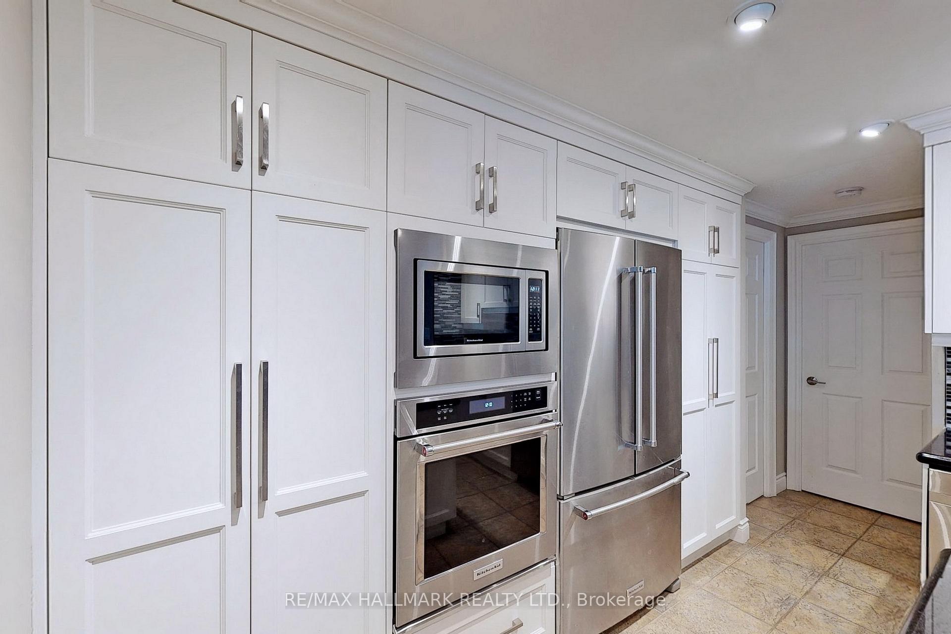 3 Bedrooms Condo at 121 Woodbridge, Vaughan For sale