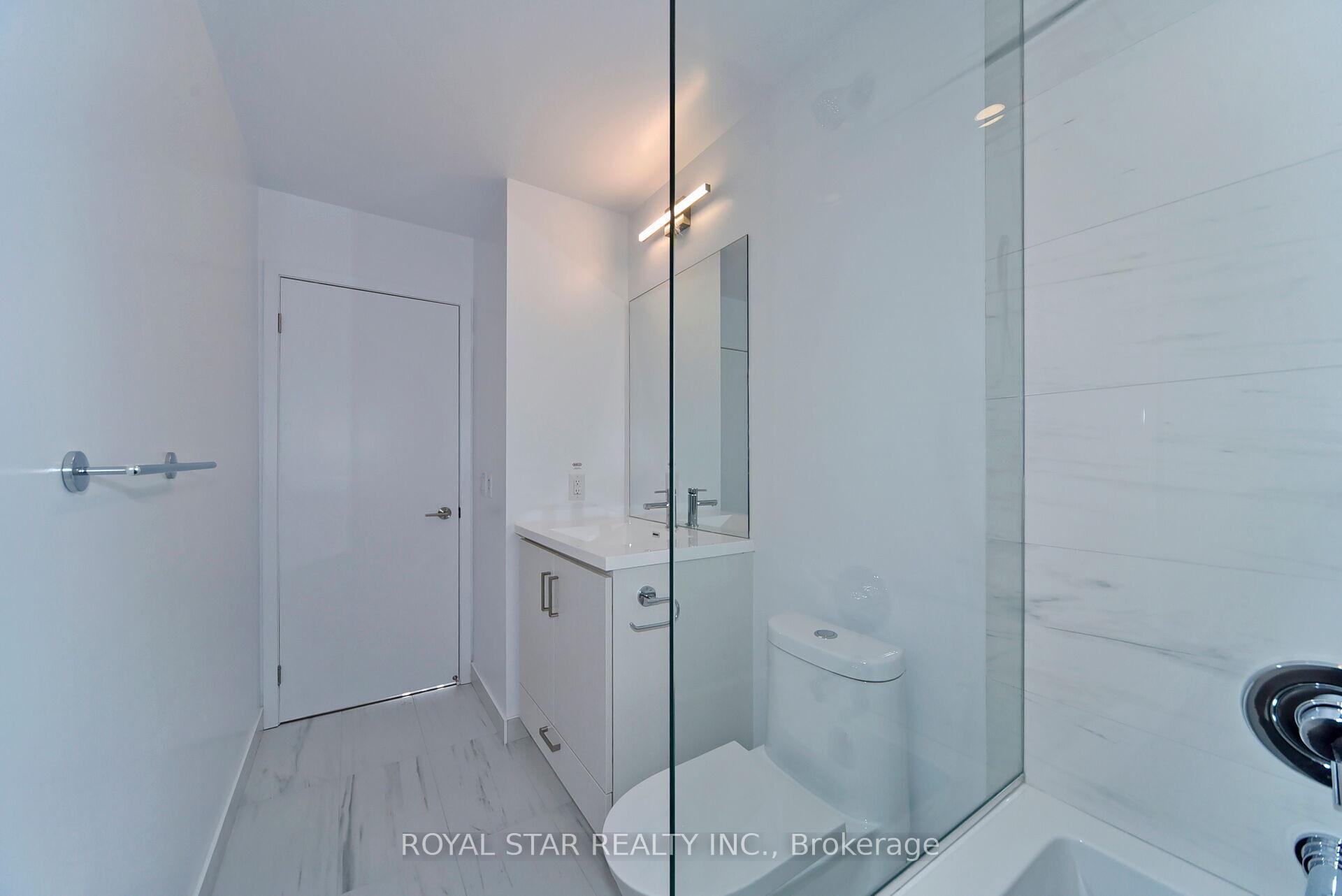 2 Bedrooms Condo at 10 Honeycrisp, Vaughan For sale