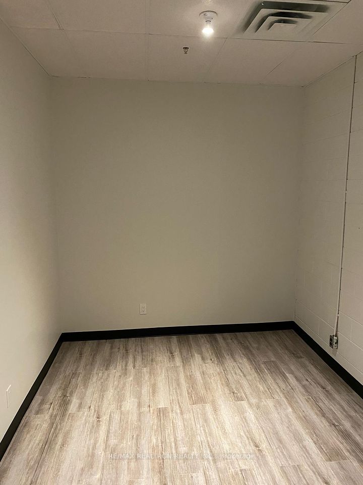 https://trreb-image.ampre.ca/szO3tmzxdr8rmzoD8aMLOKDlV9lNsvRPzFaZ8r-sjQI/rs:fit:960:960/wm:.5:so:0:50:.4/wmsh:10/wmt:PHNwYW4gZm9yZWdyb3VuZD0nd2hpdGUnIGZvbnQ9JzY4Jz5SRS9NQVggUkVBTFRST04gUkVBTFRZIElOQy4sIEJyb2tlcmFnZTwvc3Bhbj4/L3RycmViL2xpc3RpbmdzLzQwLzg5Lzg2LzI2L3AvMTk3OWUzNjItYjFkNC00ZDNkLThhODktNDhlNzFjNjlkYzU5LmpwZw.jpg