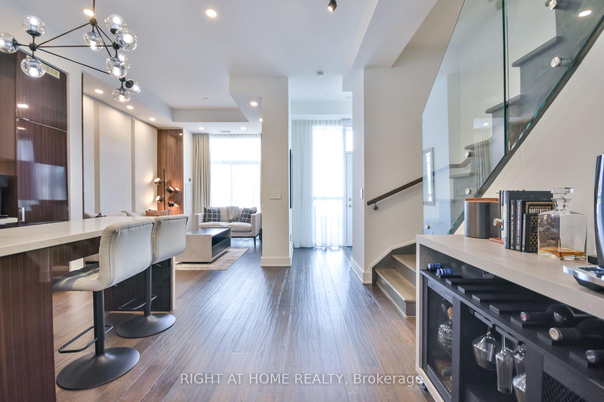 3 Bedrooms Condo at 5230 Dundas, Burlington For sale