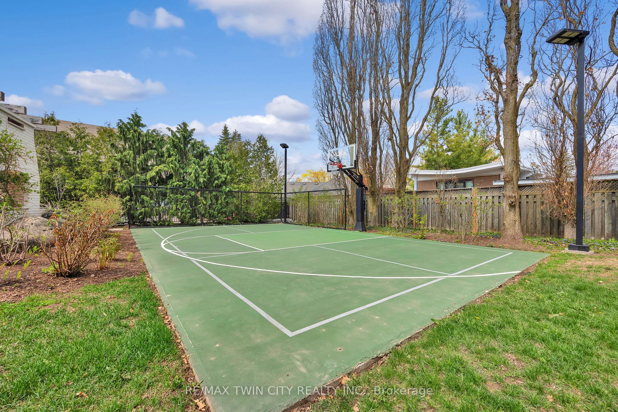 7 Huntley Crescent