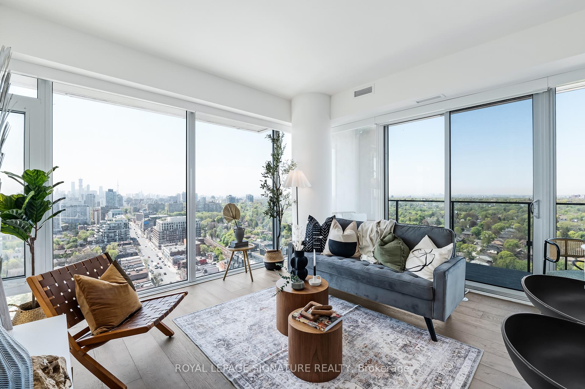 2 Bedrooms Condo at 5 Soudan, Toronto For sale
