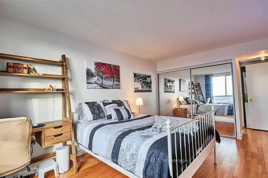 2 Bedrooms Condo at 41 Markbrook, Toronto For sale
