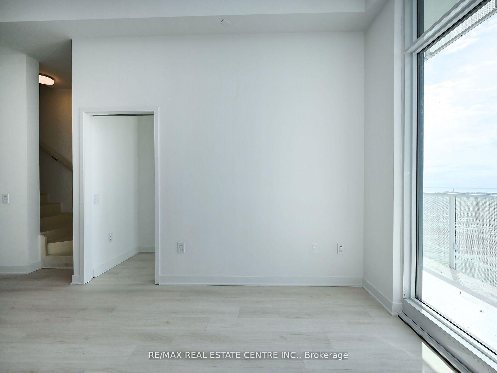 3 Bedrooms Condo at 3900 Confederation, Mississauga For sale
