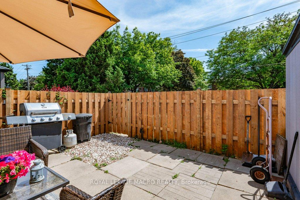 2 Bedrooms Condo at 483 Claridge, Burlington For sale