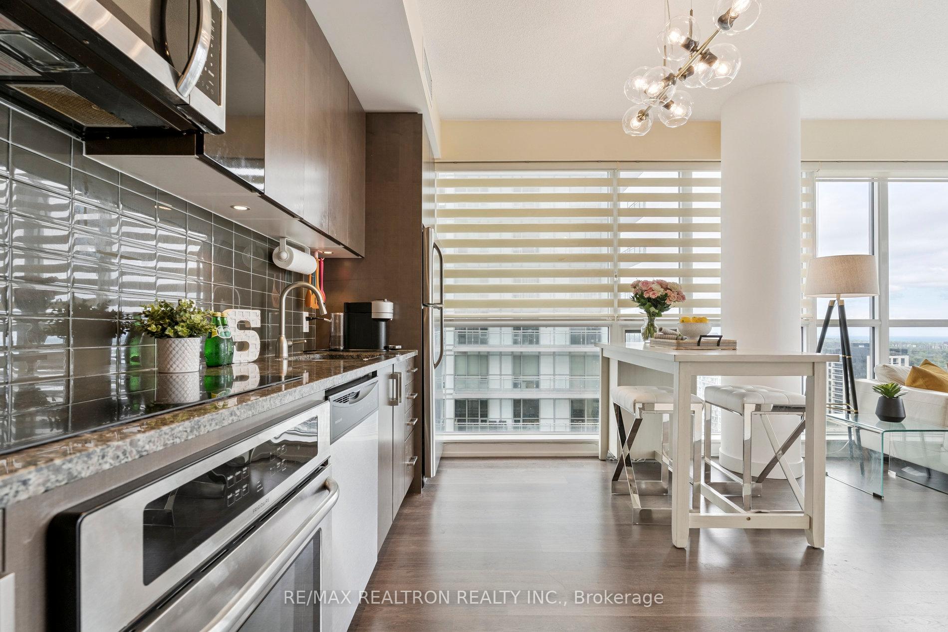 2 Bedrooms Condo at 89 Dunfield, Toronto For sale