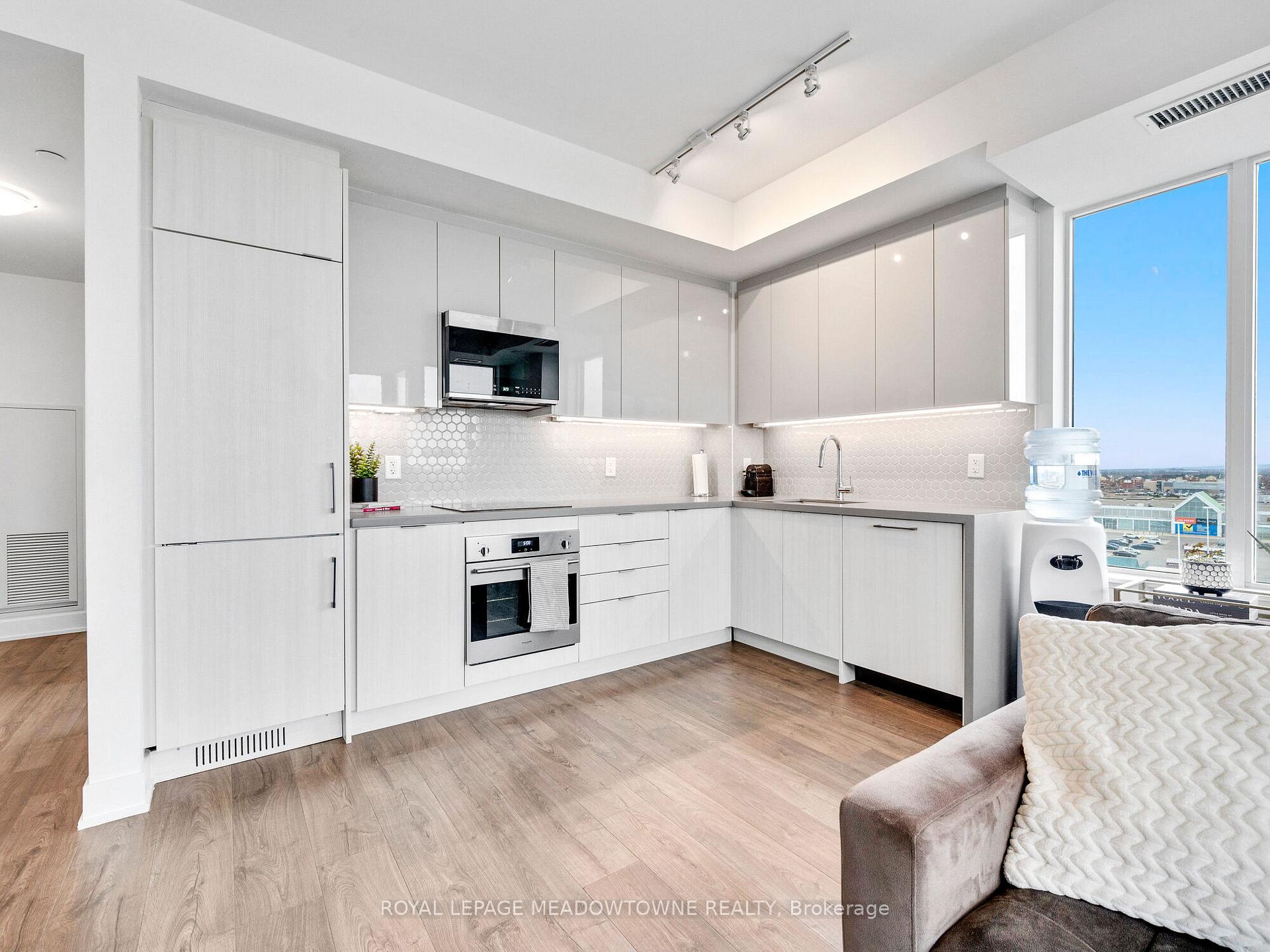 2 Bedrooms Condo at 2489 Taunton, Oakville For sale