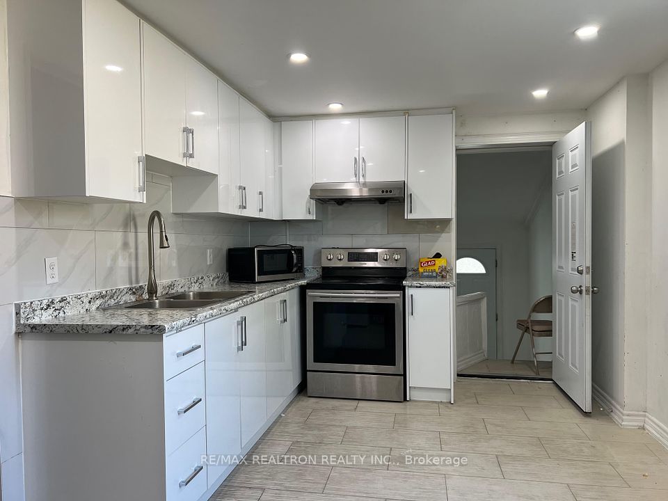 #Upper - 912 Kennedy Road, Toronto, ON M1K 2E8