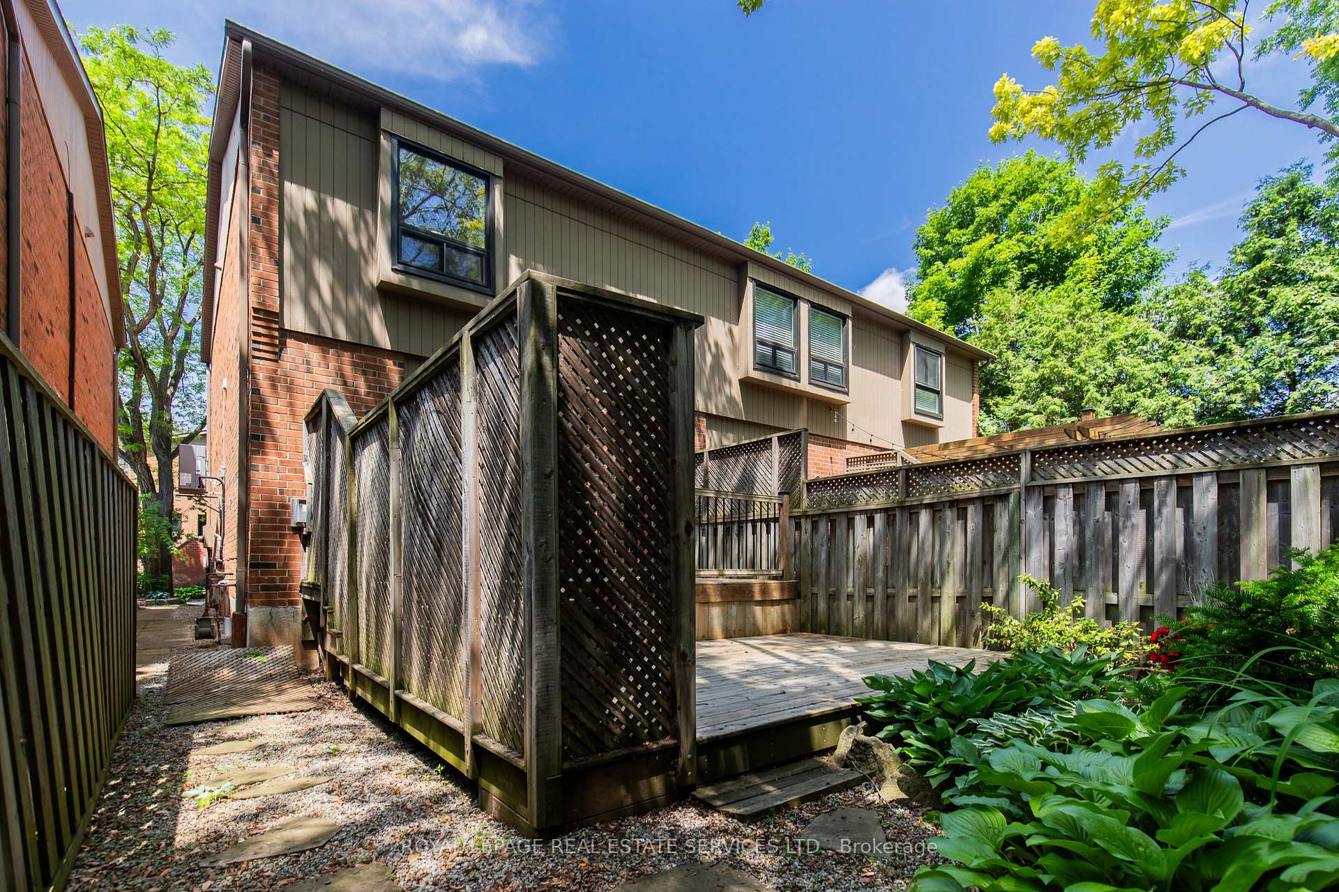 3 Bedrooms Condo at 3122 Lakeshore, Oakville For sale