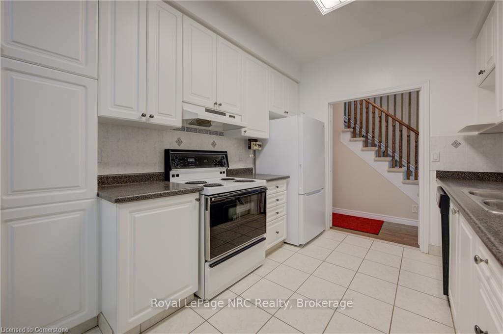 3 Bedrooms Condo at 120 Beddoe, Hamilton For sale