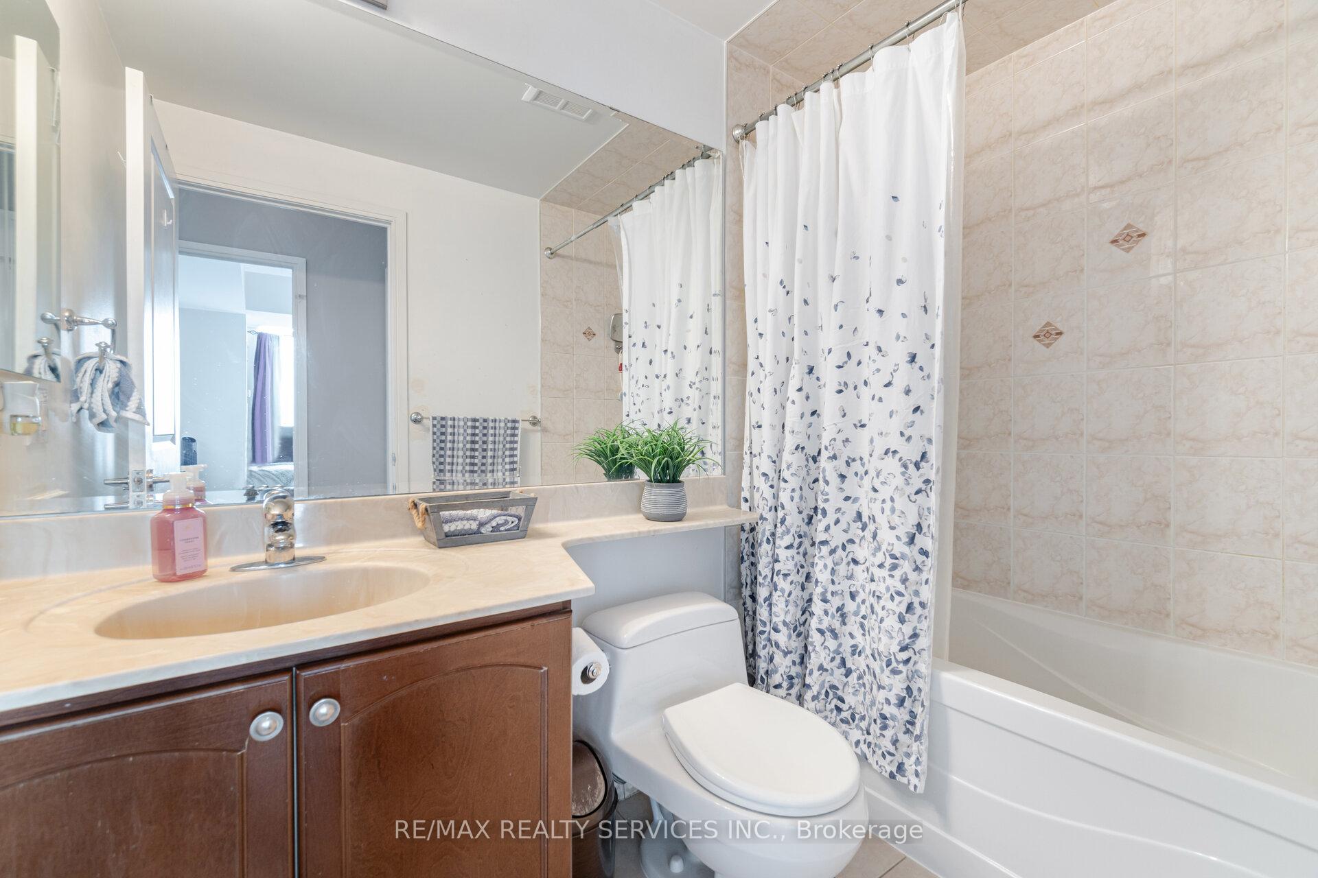 2 Bedrooms Condo at 80 Absolute,  Mississauga For sale
