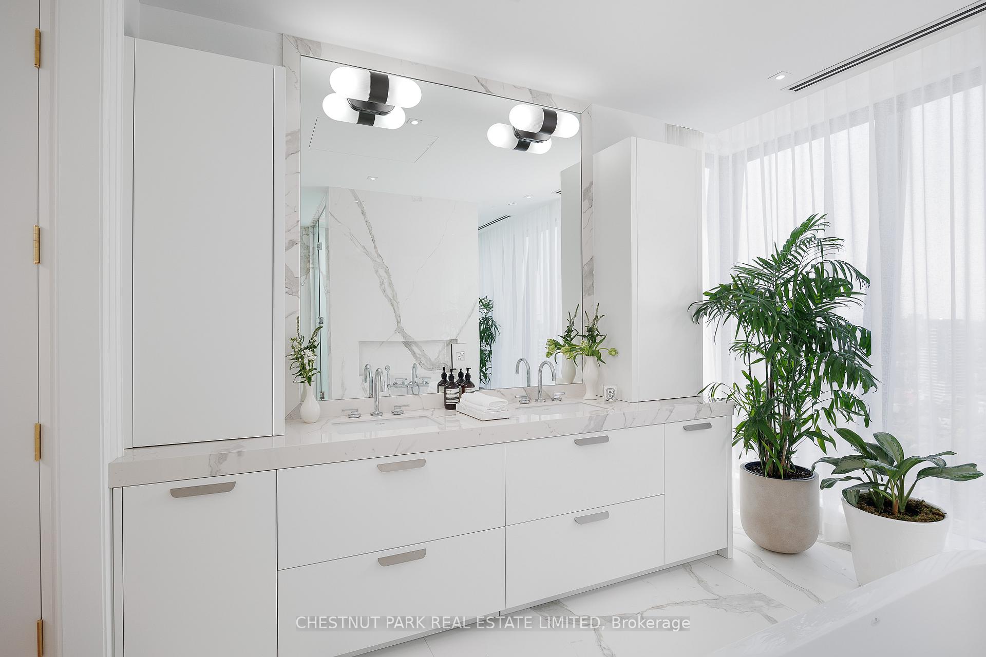 4 Bedrooms Condo at 200 Cumberland,  Toronto For sale