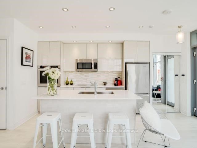 2 Bedrooms Condo at 80 Marine Parade, Toronto For sale