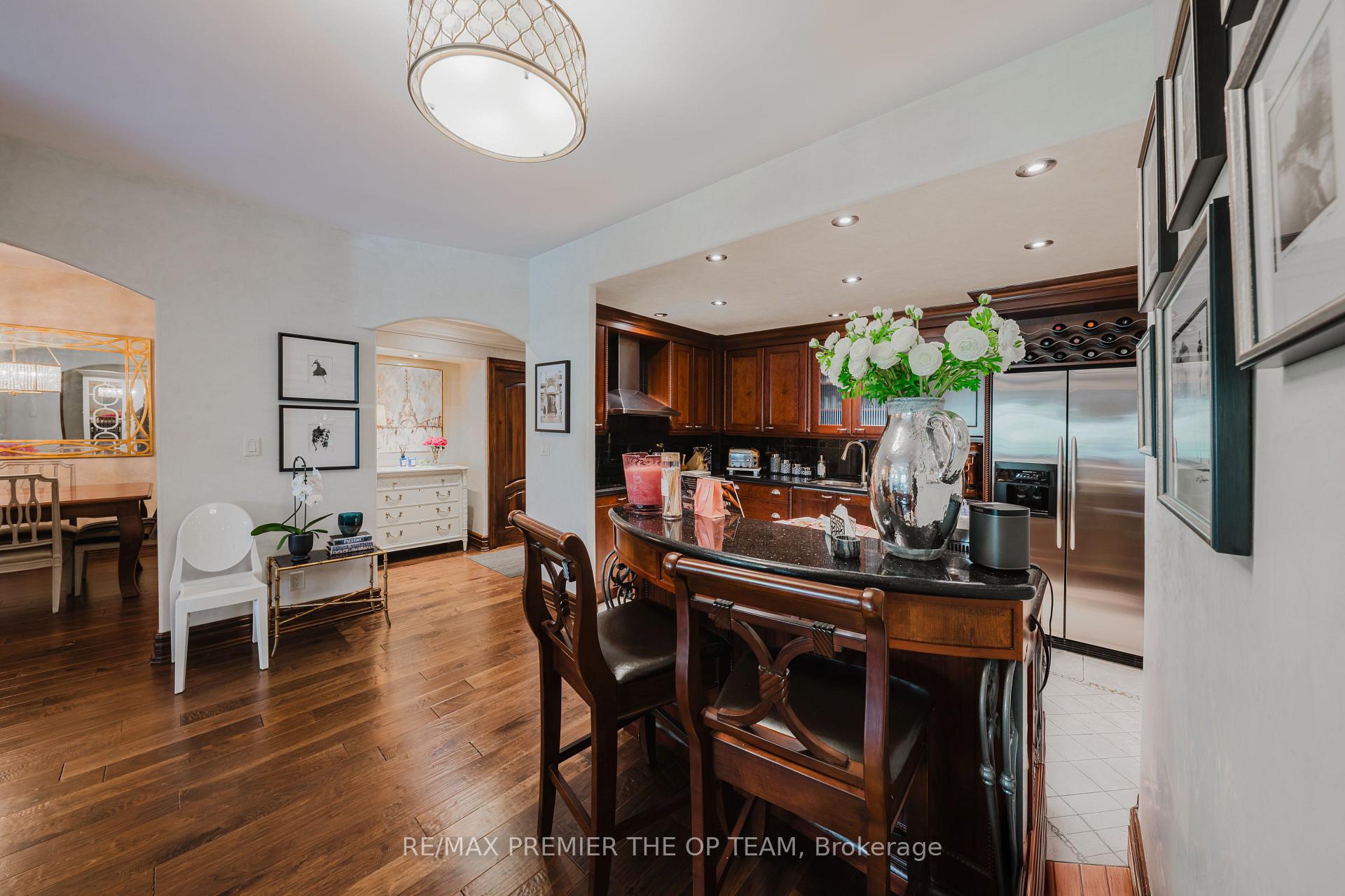 2 Bedrooms Condo at 121 Woodbridge, Vaughan For sale