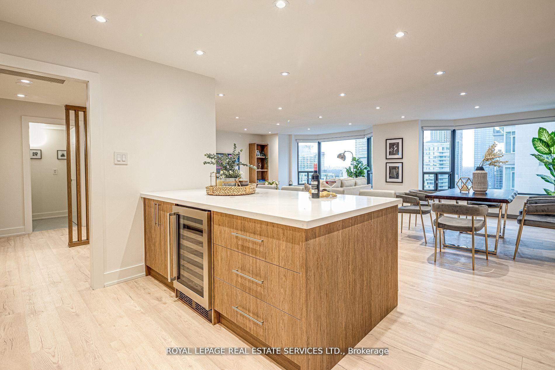 2 Bedrooms Condo at 175 Cumberland, Toronto For sale