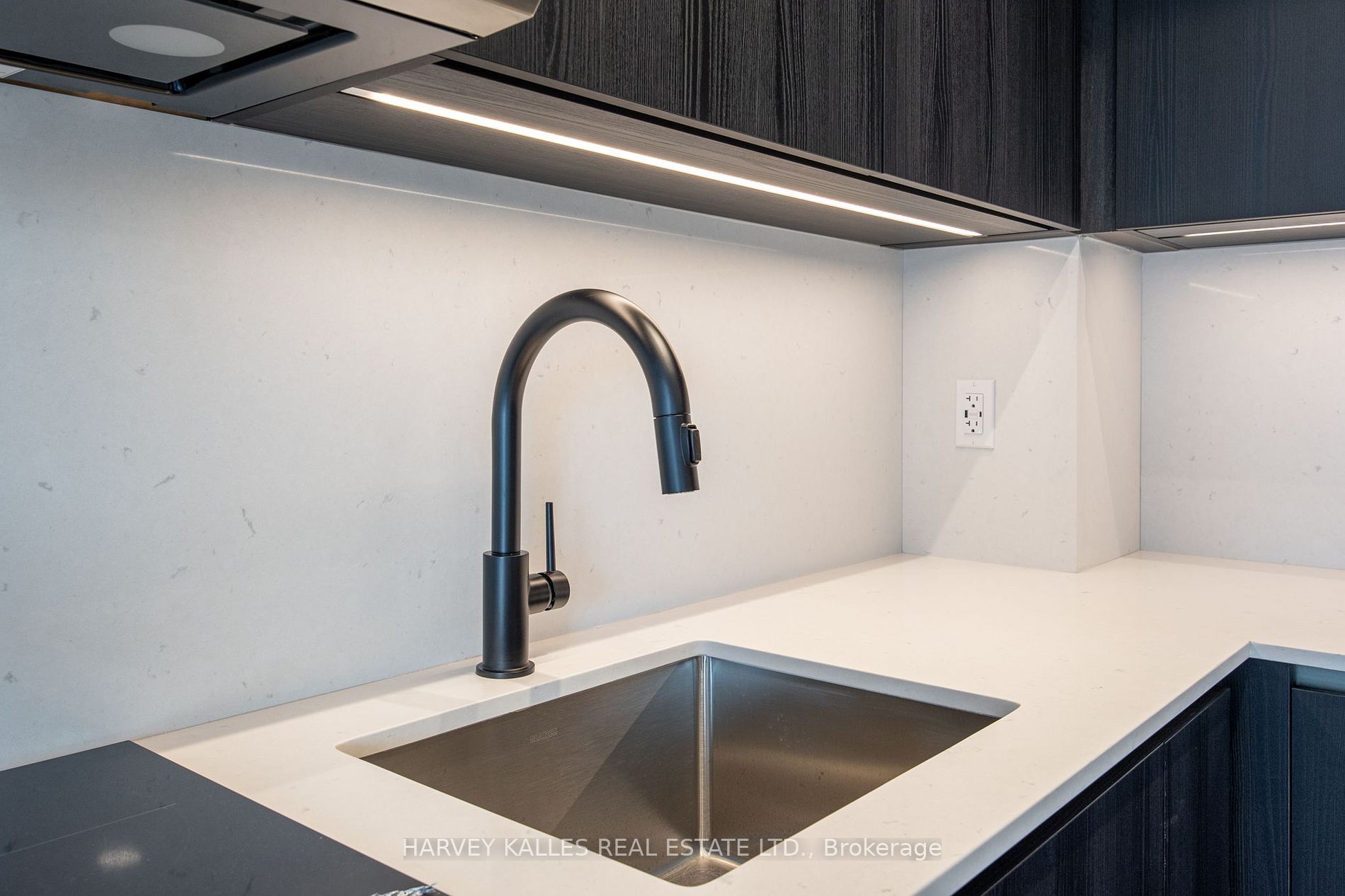 327 King Street W 4504