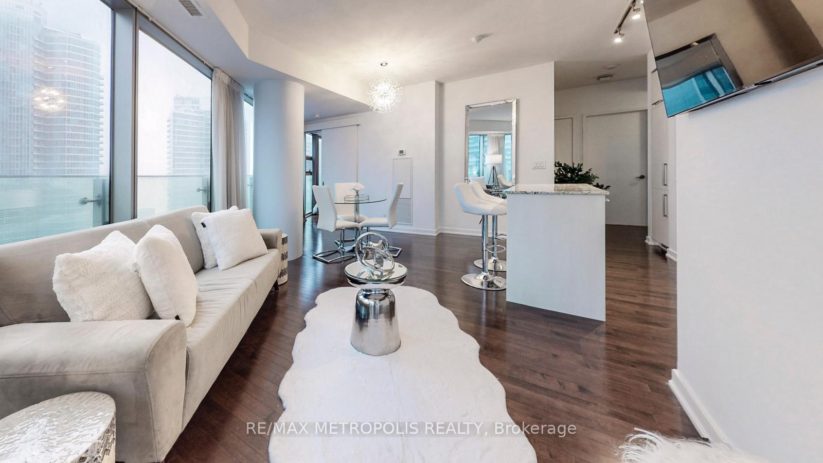 2 Bedrooms Condo at 12 York,  Toronto For sale