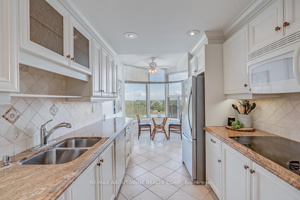 2 Bedrooms Condo at 1903 Pilgrims, Oakville For sale