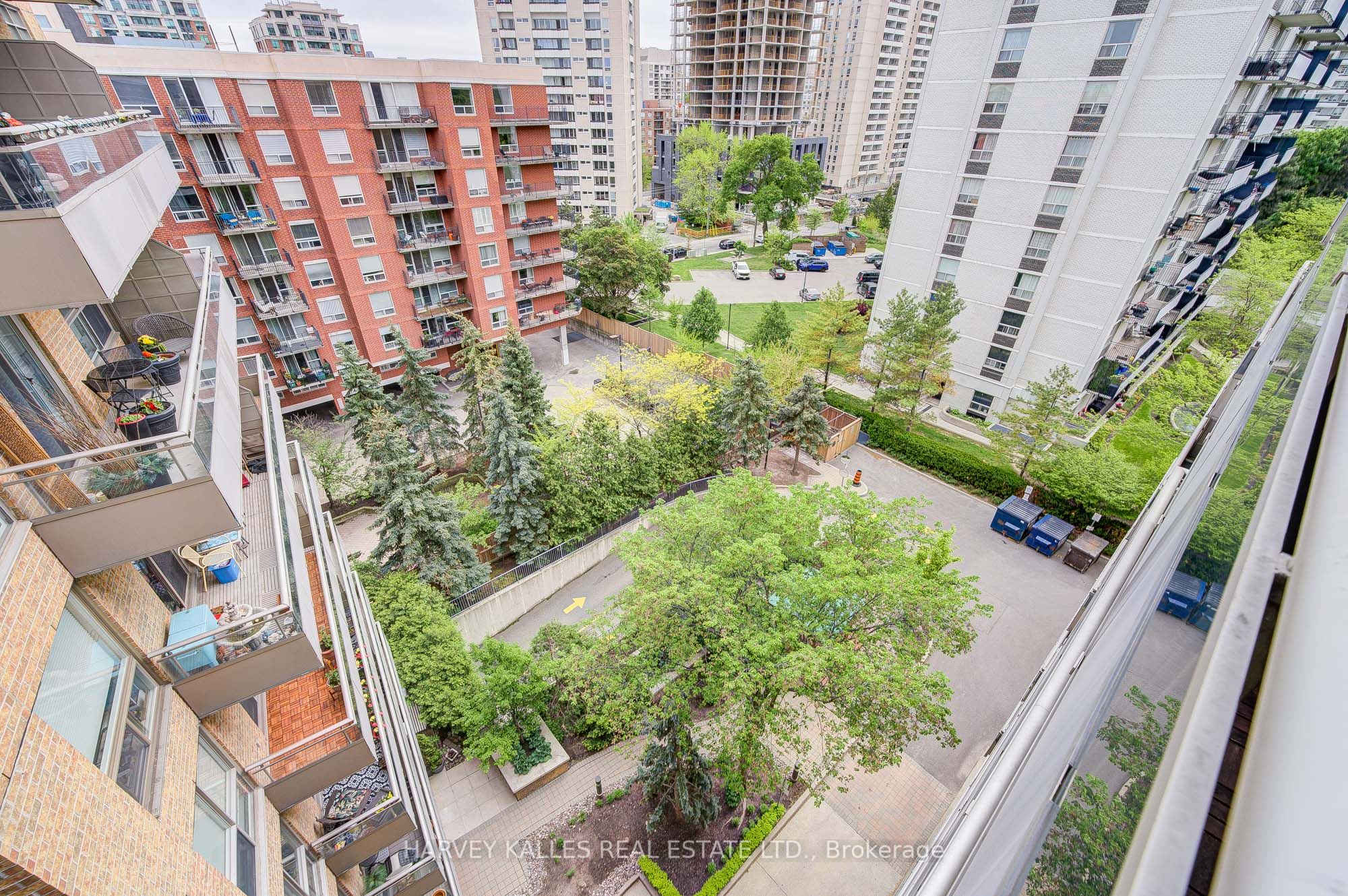 245 Davisville Avenue, #LPH01