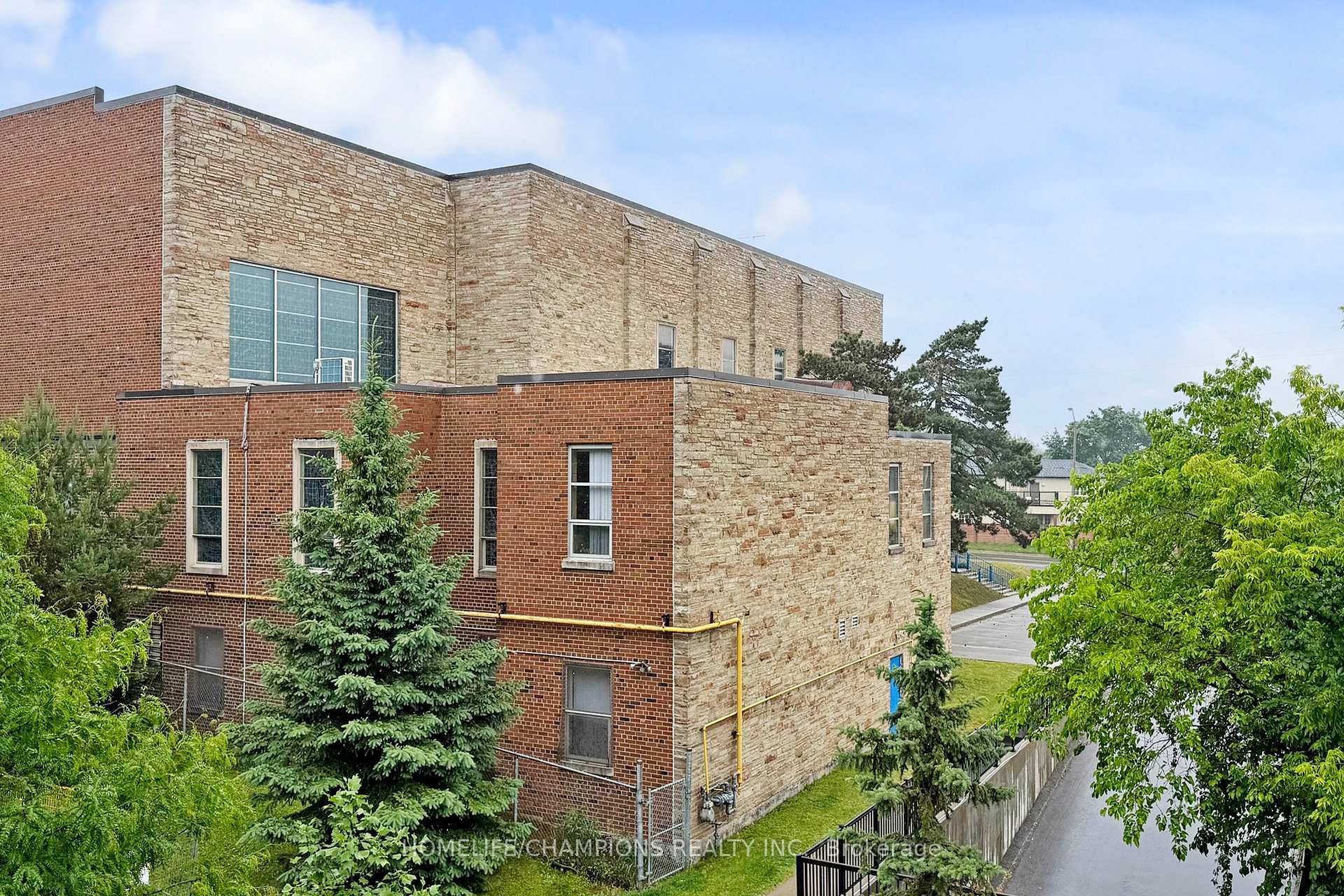 2 Bedrooms Condo at 35 Strangford, Toronto For sale