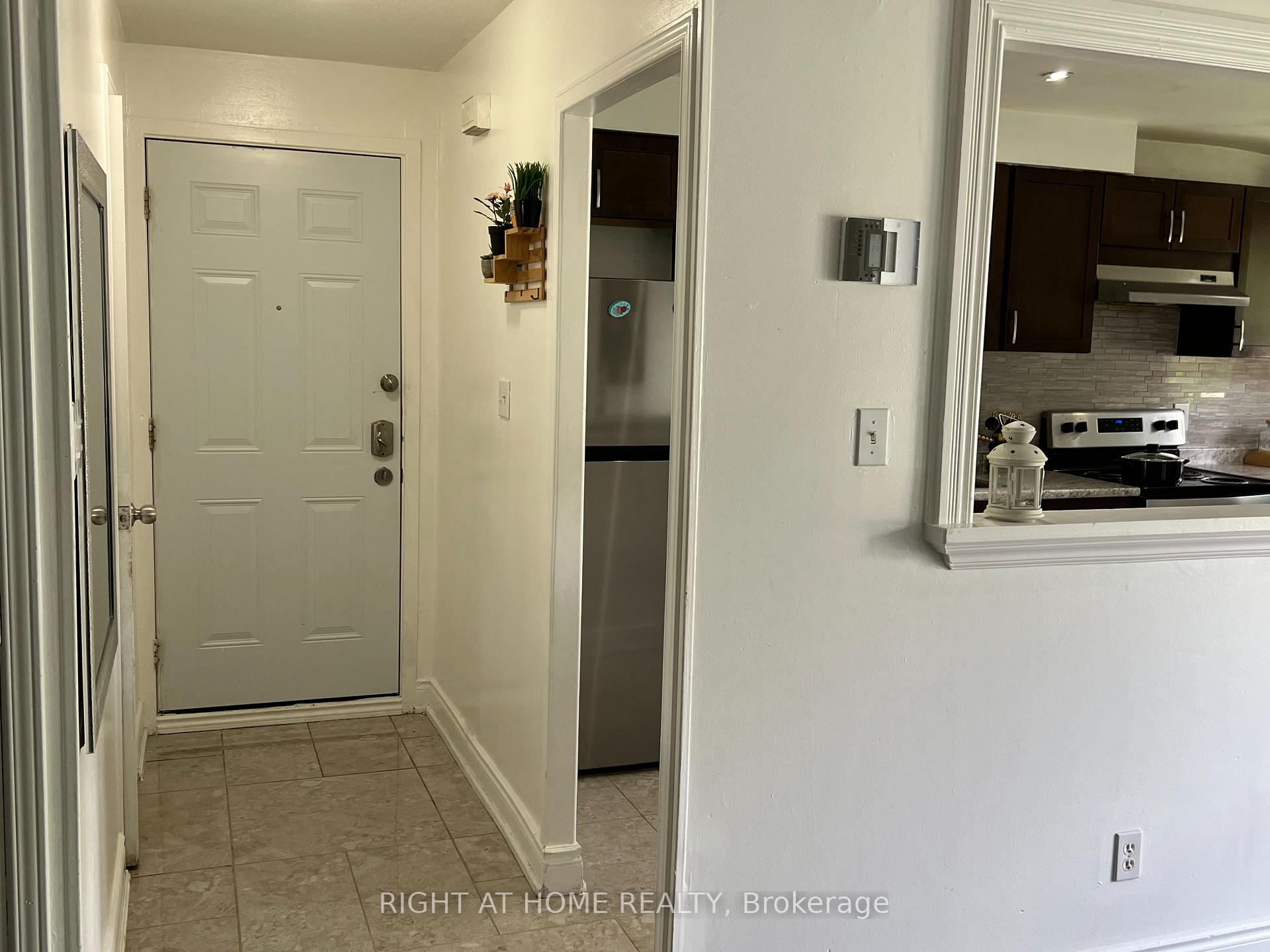 5 Bedrooms Condo at 3040 Constitution, Mississauga For sale