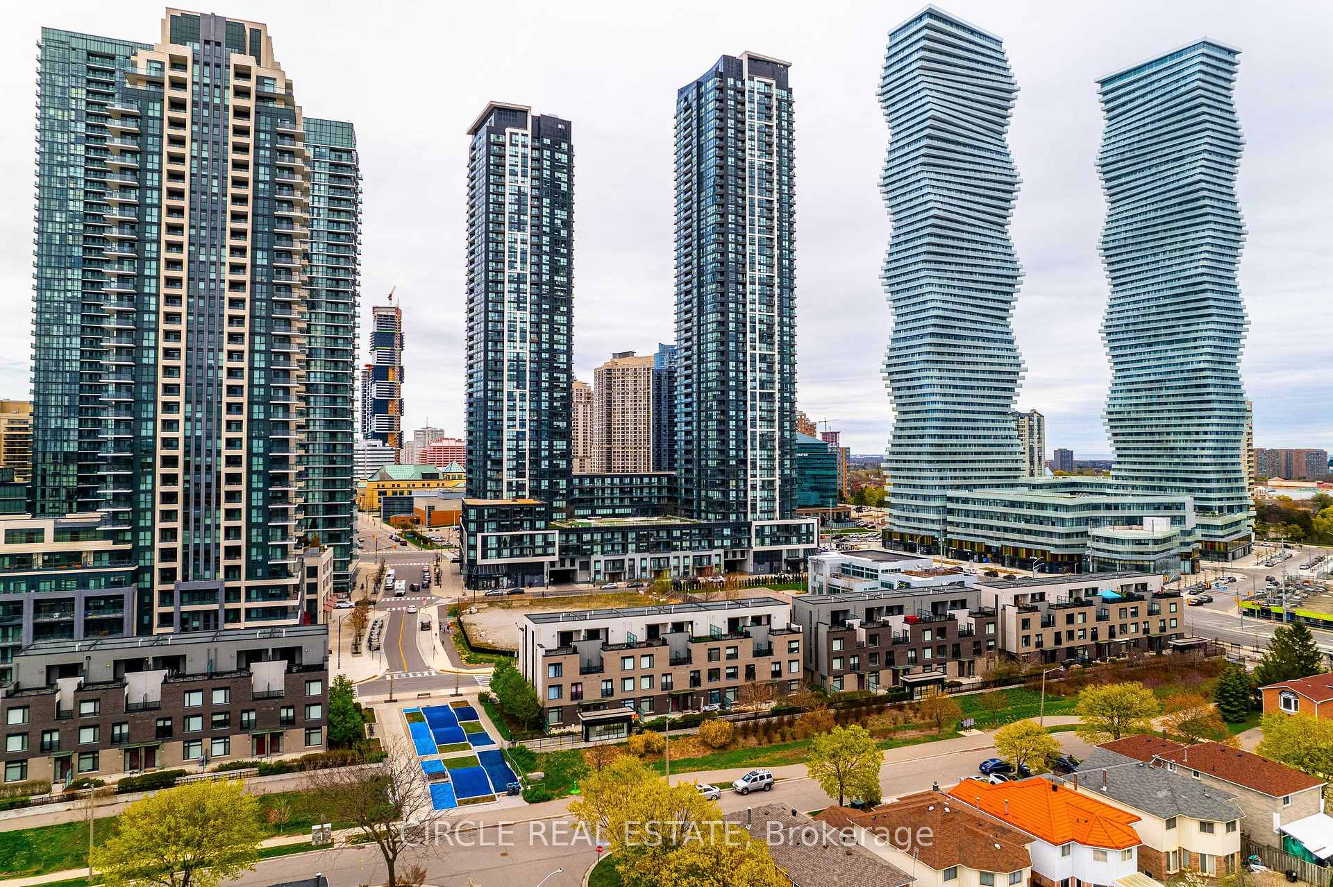 4 Bedrooms Condo at 4011 Brickstone Mews, Mississauga For sale