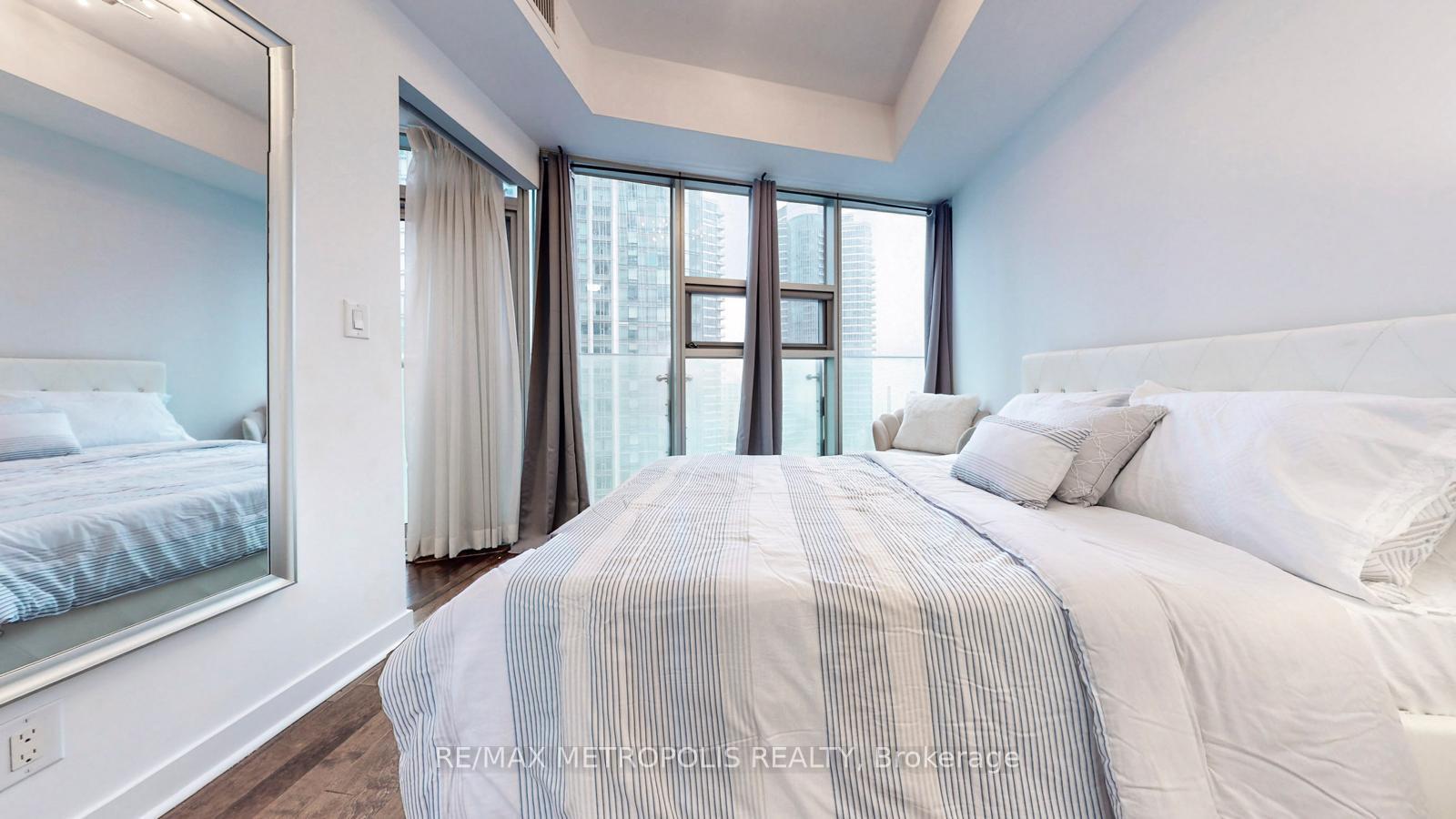 2 Bedrooms Condo at 12 York,  Toronto For sale