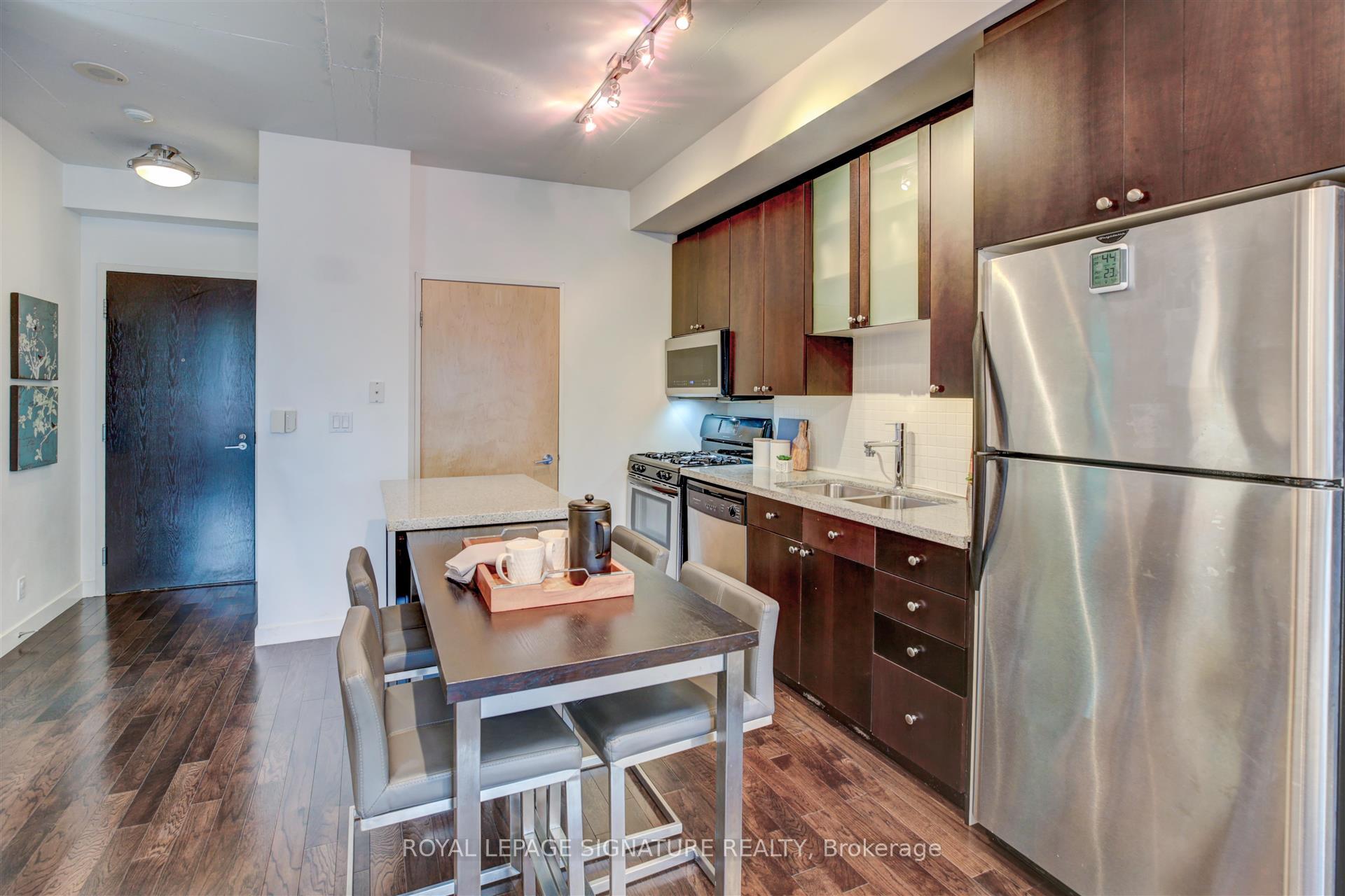 2 Bedrooms Condo at 1 Shaw, Toronto For sale